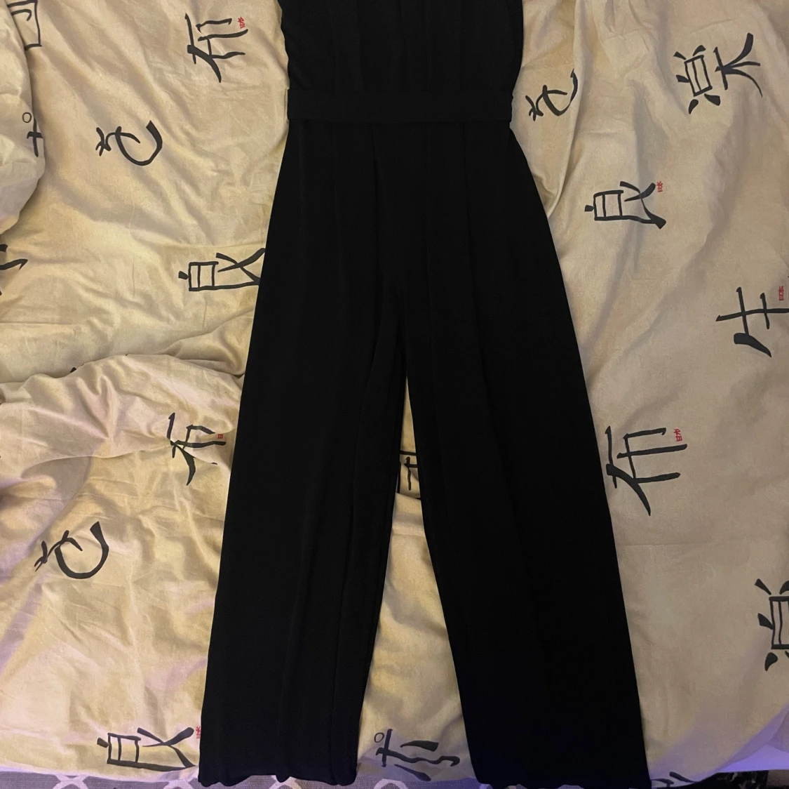 Svart byxdress med djup v-ringning - 1