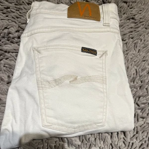 Nudie jeans  - Snygga vita nudie jeans i mycket fint skick. Modellen är Lean Dean och storleken är 31/32. Hör av er vid frågor eller funderingar.