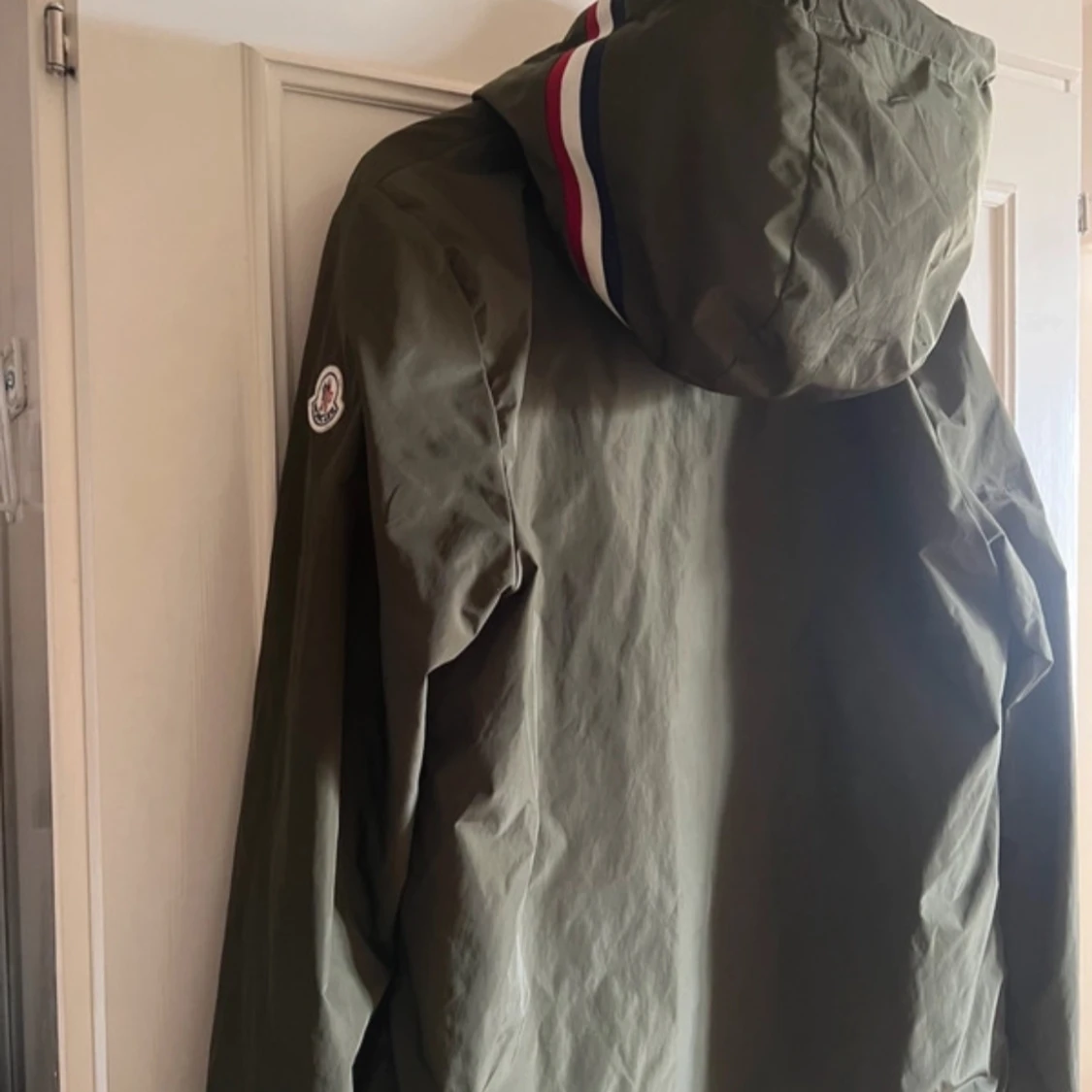 Riktigt fräsch jacka använt fåtal gånger runt 3-4 därför jag säljer den för så bra pris skriv om ni har funderingar🤝. - 1