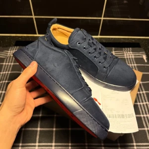 Mörkblå Loubs - Säljer ett par mörkblå Loubs i skitbra skick. Priset kan diskuteras vid snabb affär!                                    OBS! Inga returer!