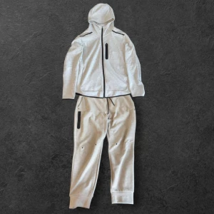 Byxor&hoodie från Soc&drytex - OBS! Byxorna är sålda Båda två är använda bara 4gånger annars är dom som nya! För hela sättet kostar det 350kr bara byxorna 130kr för bara hoodien 220kr byxorna är i storlek m/s hoodien är storlek s ifall man har frågor? får man hjärna ställa dom till mig!