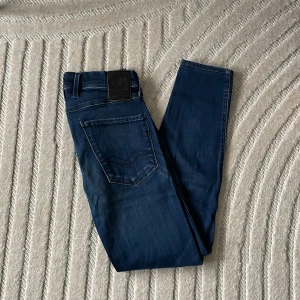 Replay Anbass Jeans - Replay Anbass Jeans storlek 28/32| skick 8/10| nypris runt 1800kr mitt pris 399kr| har du frågor är det bara att skriva!
