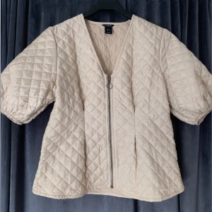 beige trekvarts jacka  - Beige trekvarts jacka från Lindex i storlek s