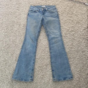 Lågmidjade bootcut jeans - Säljer dessa ljusblåa low waist bootcut jeans💕 sparsamt använda. Innerbenslängden: 77cm Midjemåttet: ca 36cm, har inga bilder på eftersom de är för små