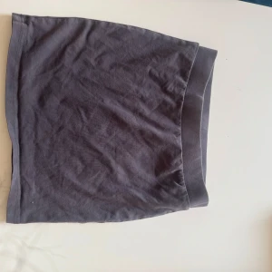 Mörkgrå kortkjol  - En enkel och stilren mörkgrå kortkjol! 