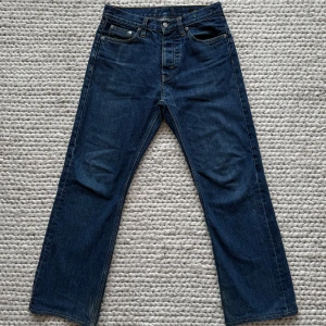 Hope rush jeans - Hope jeans i modellen Rush indigo wash denim Storlek: 27. Made in Portugal och 100% ekologisk bomull Sparsamt använd och i mycket bra skick. Nypris: 2300kr Midjemåttet tvärsöver: 37,5 cm Längd: 94 cm https://hope-sthlm.com/products/relaxed-bootcut-jeans-dark-indigo-wash
