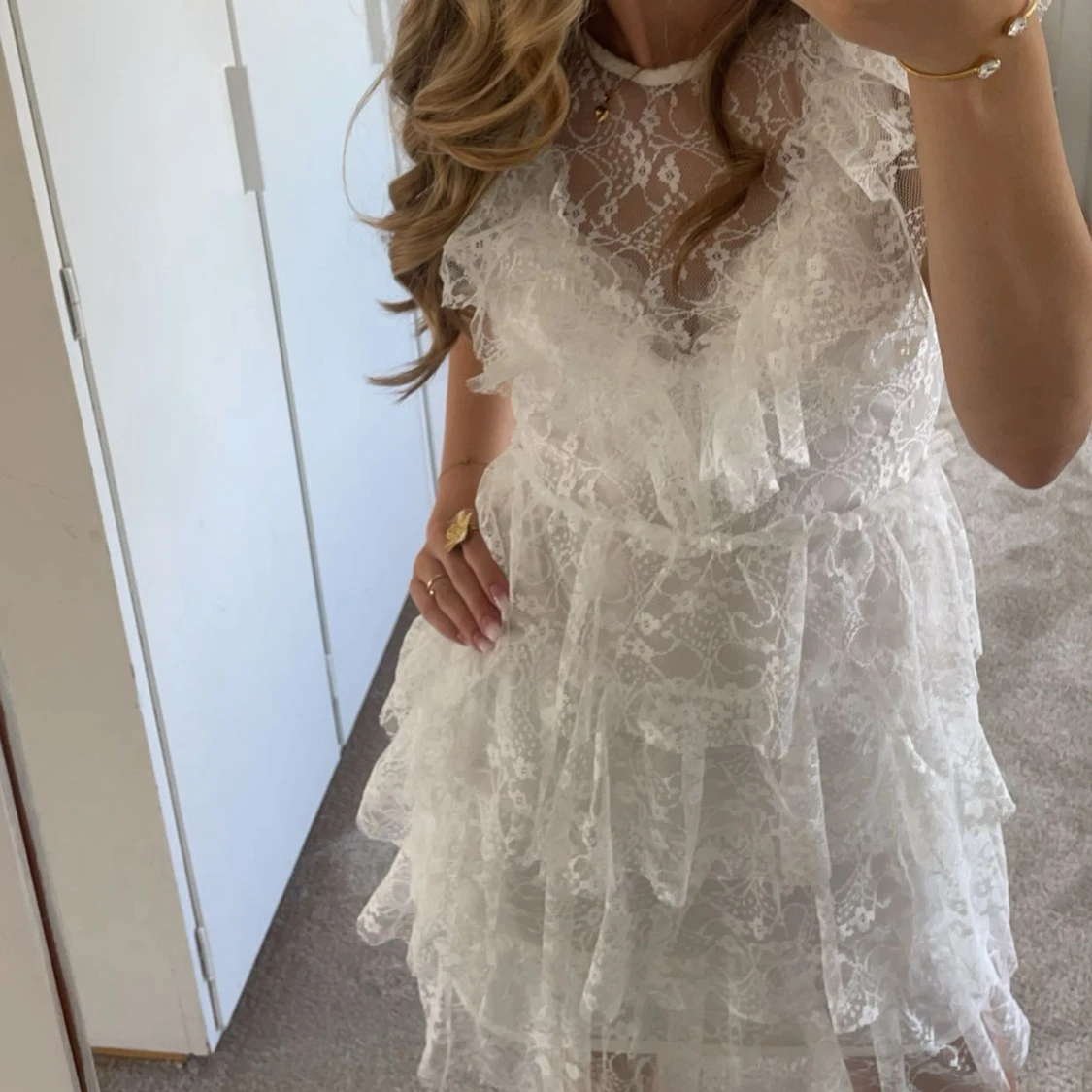 Vit spetsklänning med volanger - 1