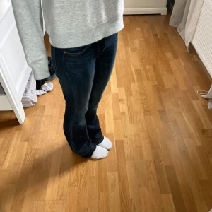Mörkblå bootcut jeans - Snygga mörkblå jeans med bootcut passform och klassiska fickor fram och bak. Verklihen skit snygga!!! 