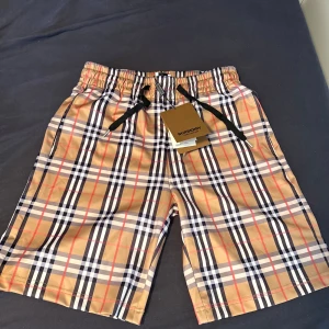 Burberry Shorts  - Helt nya snygga burberry shorts, . De har elastisk midja och är riktigt sköna. Perfekta för sommaren. 