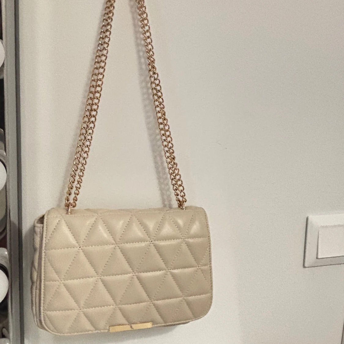 Beige quiltad axelväska med guldkedja - 1