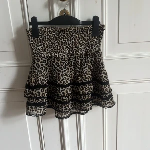 Leopard kjol  - Jättefin leopard kjol från Lindex. Nästan aldrig använd då jag har en liknande! Storleken är 134/140 men passar mig som har 158/164. Priset går att diskutera. 🥰