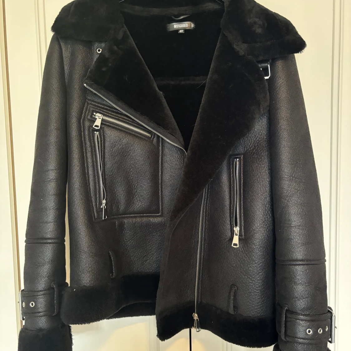 Svart skinnjacka med pälsdetaljer från Missguided