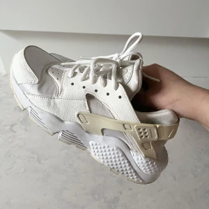 Nike Air Huarache vita sneakers 38.5 - Knappt använda mer än 2-3 gånger, otroligt sköna! Små i strl, passar 37