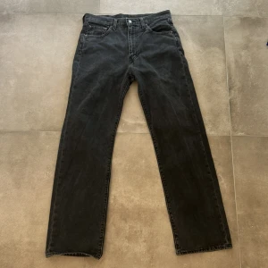 Svarta Levis 501 jeans - Klassiska svarta Levis 501 jeans med rak passform. 