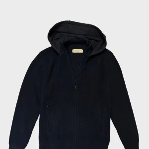 Svart stickad hoodie med dragkedja - Svart stickad hoodie med dragkedja framtill och två fickor. Tröjan har långa ärmar och en mjuk huva i tyg. Perfekt för våren den är i bra skick har tags och är från märket sayless, väldigt bra pris för en sån fin jacka! Den är utsåld i denna storlek så passa på! Priset är diskuterbart och det är bara att höra av sig vid minsta fundering