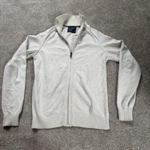 Ljusgrå stickad kofta från Angelo Litrico - Storlek M men passar även S. Ok skick men har lite missfärgningar. Köp för endast 199. Hör av dig vid frågor eller funderingar!