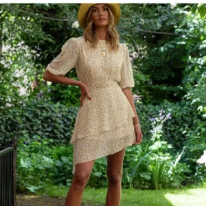 Adooreklänning  - Säljer min superfina ljusa kortklänning från Adoore med små gula blommor, volangdetaljer och puffärmar. Sparsamt använd! 💛💛