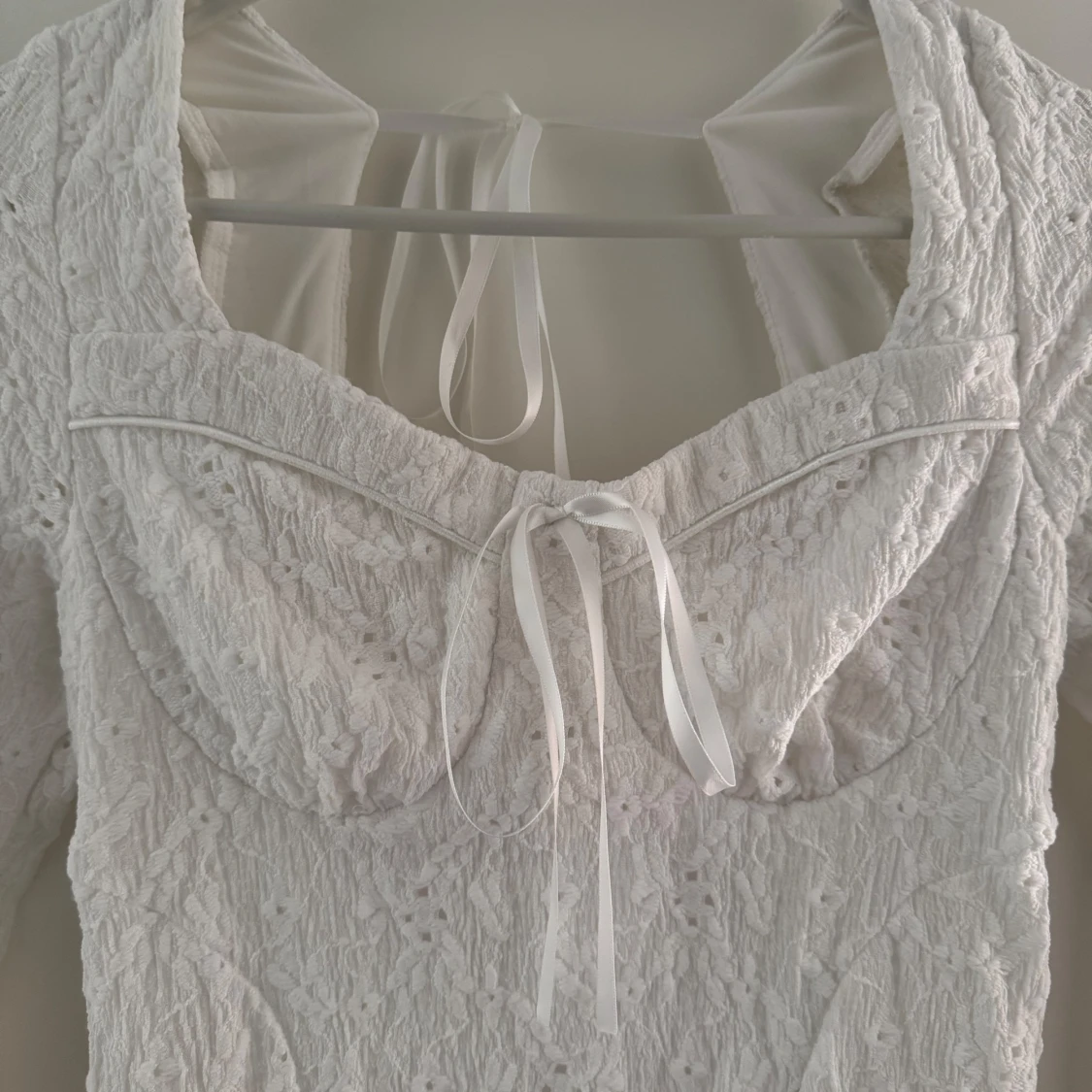 Vit spetsklänning med trumpetärmar - 1