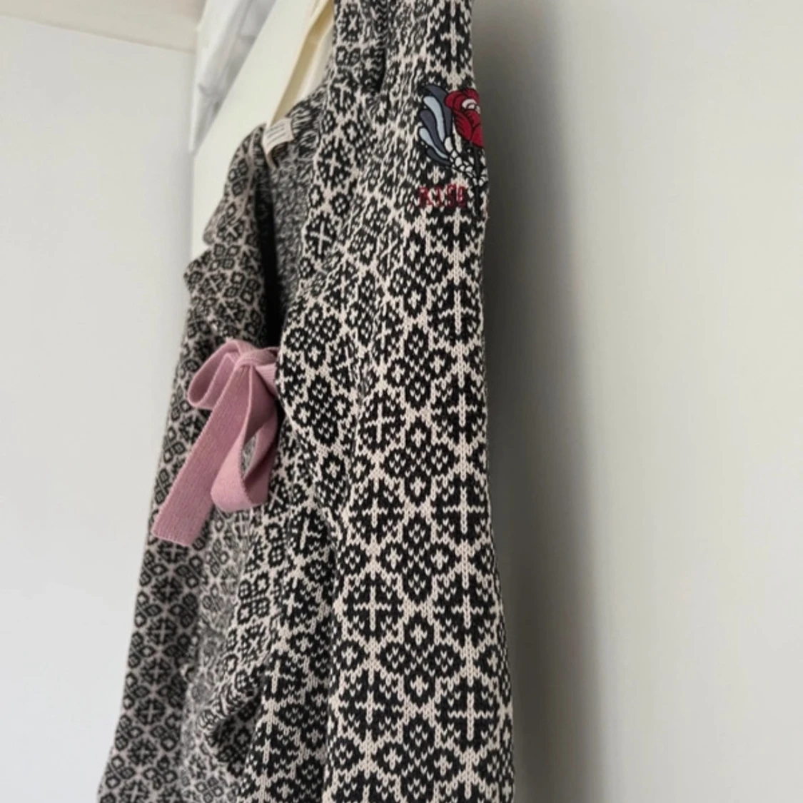 Svartvit stickad jacka med rosett från Odd Molly - 2