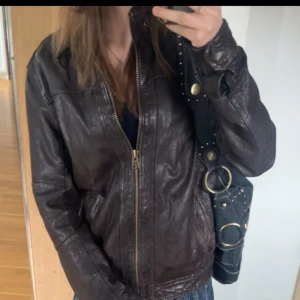 Brun skinnjacka - Säljer en brun skinnjacka för ja hitta en snyggare, dock e denna asfet. Den sitter bra på mig som är 165, men är väl lite stor ändå. Idk ba skriv om ni undrar nå elle klicka köp nu😭🙏🏻💕
