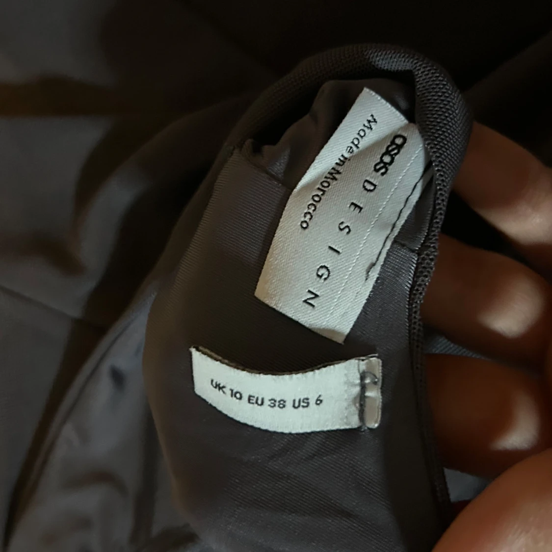 Mörkgrå långklänning från ASOS DESIGN - 2