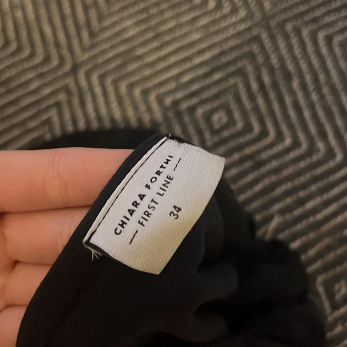 Svart kort klänning med korsade axelband från Chiara Forni - 3
