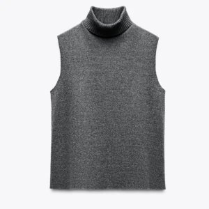 Grå topp med hög krage  - Snygg grå topp från Zara, här är en bild på hur den ser ut men jag säljer en som är i en ljusare grå, hör av er om ni vill ha bild !