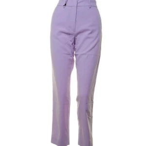 Ljuslila kostymbyxor med hög midja - Snygga ljuslila byxor med hög midja och raka ben. Byxorna har diskreta fickor bak och stängs med dragkedja och hake framtill. Tillverkade i en mjuk blandning av polyester, viskos och elastan för en bekväm passform.