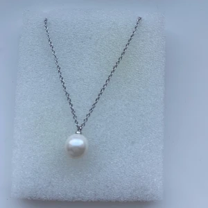 Halsband  - Ett halsband med en pärla, knappt använd o mycket fint skick.