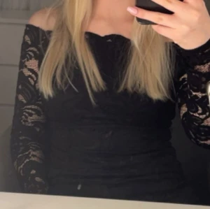 Spets tröja/klänning - Är egentligen en klänning men har vikt upp den.     Från nelly , spetsen kan va lite sliten