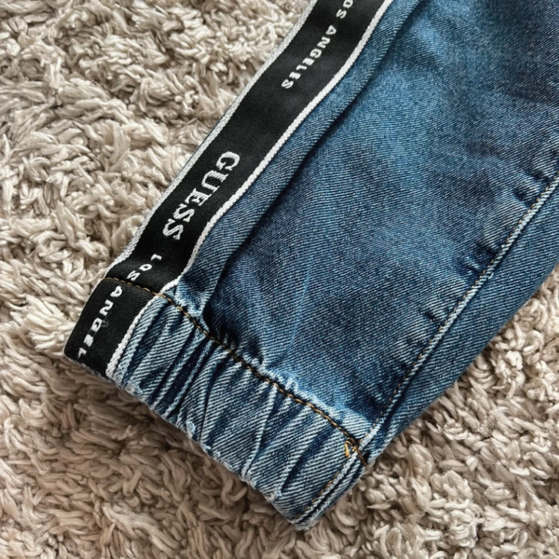 Blå jeansbyxor med logoband från Guess - 2