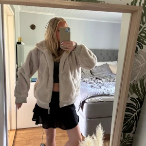 Fluffig jacka - En jättemysig jacka från Intersport, köpt sent förra året i storlek S. Nytvättat och allt!❤️