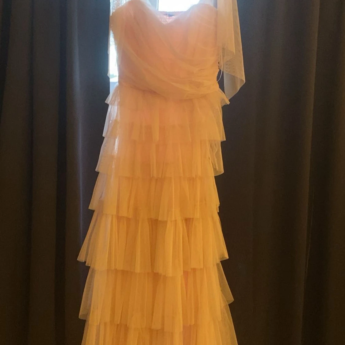 Ljusrosa långklänning med volanger - 1