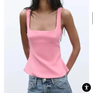 Zara Rosa linnetopp med rosett - intressekoll på min superfina Zara tröja som inte passade mig i storlek😭 använd en gång. Passar S-M beroende på kroppsform! Priset kan diskuteras och fler bilder kan tas! Fråga gärna om ni har några frågor! 