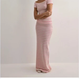 Rosa lång kjol från Nelly - Säljer denna supersöta kjol från Nelly!!💓Helt slutsåld på hemsidan💞Har den i båda XS och S så lägger ut två separata annonser för vardera storlek🫶🏼Lappen sitter kvar!!