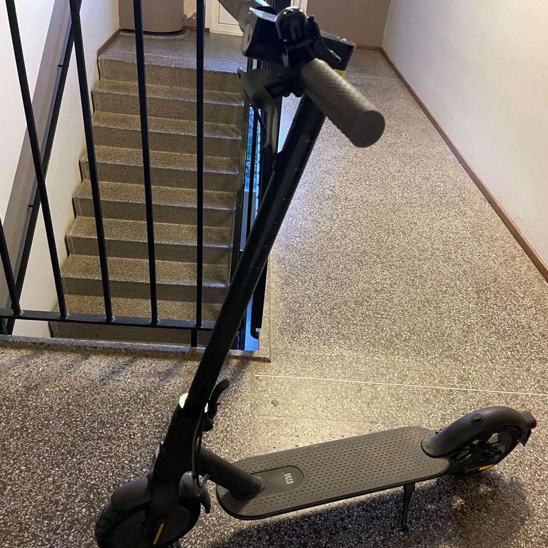Säljer en svart elsparkcykel från Xiaomi den köptes för 4 månader  kvitto finns kartongen finns jag köpte den för 4 500 kr   - 2