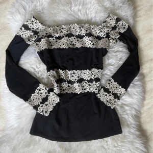 Intimissimi topp - Så snygg och eftertraktad off shoulder topp från Intimissimi 💝💝💝 Endast använd 1 gång (första bilden är från förra säljaren)