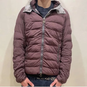 Vinröd jacka från colmar - •colmar jacka   •Skick: 7/10   •nypris: 3499   •storlek: S.   Perfekt nu inför våren och sommaren!