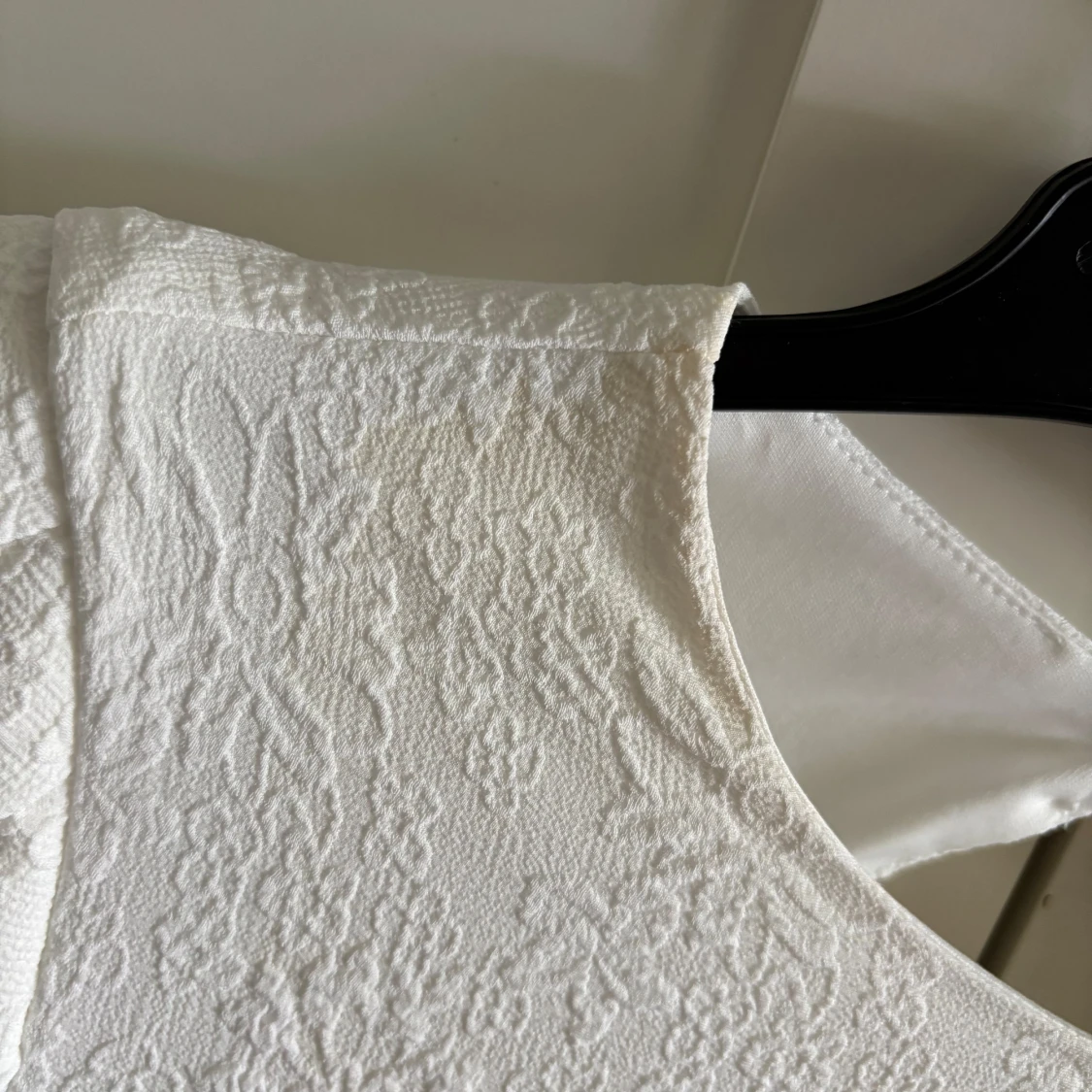 Vit klänning med puffärm  - 4