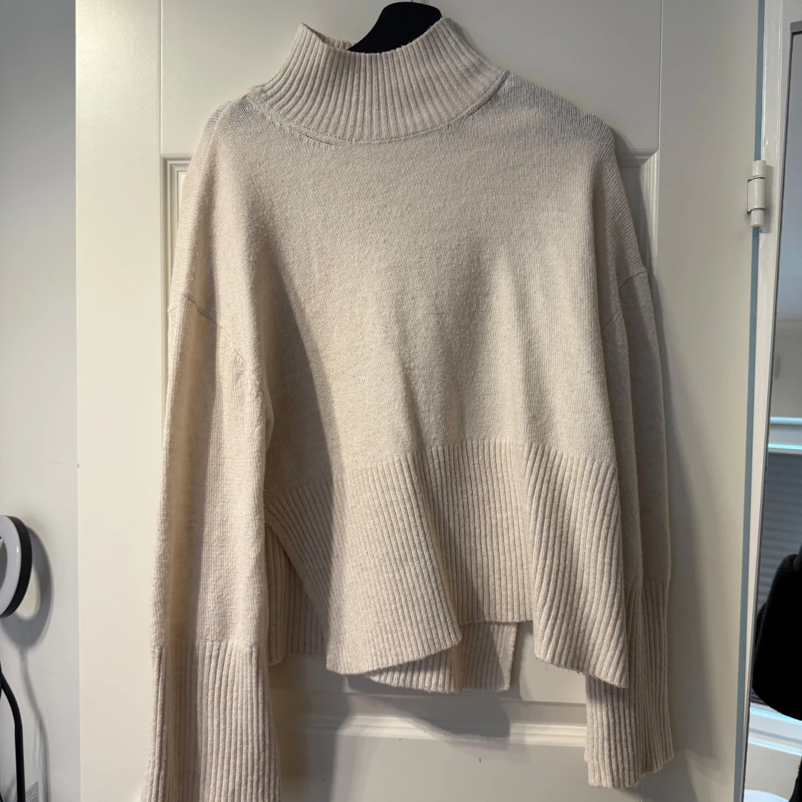 Beige stickad polotröja - 1