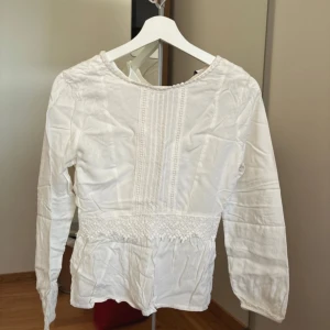 långärmad topp med detaljer  - använd en gång, inga defekter. knapp baktill och är så så söt men säljer pga flytt 🩷