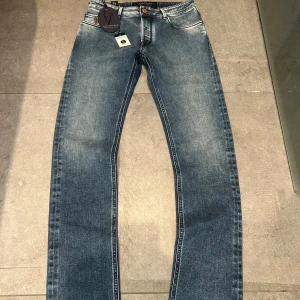 Blå jeans från Handpicked - Ljusblå jeans från Handpicked i storlek W31 som är tillverkade i Italien, modell på jeansen är Ravello, Helt nya och nypris ligger 3000kr, kom gärna med prisförslag!