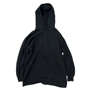 Oversized JJXX hoodie - En svart oversized JJXX hoodie från min garderob. Ska vara storlek S men passar mig som har en storlek större (M). Medelbra skick som är bättre än ok. Hör av dig för mer information eller frågor💥