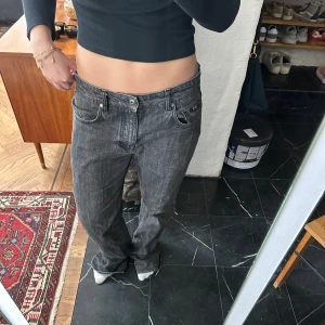 Grå jeans - De här sitter verkligen perfekt!! Jag tycker att de passar en 38 bäst🌟För långa på mig som är 162