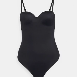 Body - helt oanvänd med lappar kvar då den var för kort för mig som är 180 cm!❤️ stl 75 B, stretchiga material. intressekoll, annars lämnar jag tillbaka. slutsåld överallt i alla storlekar, modell Dorina. 