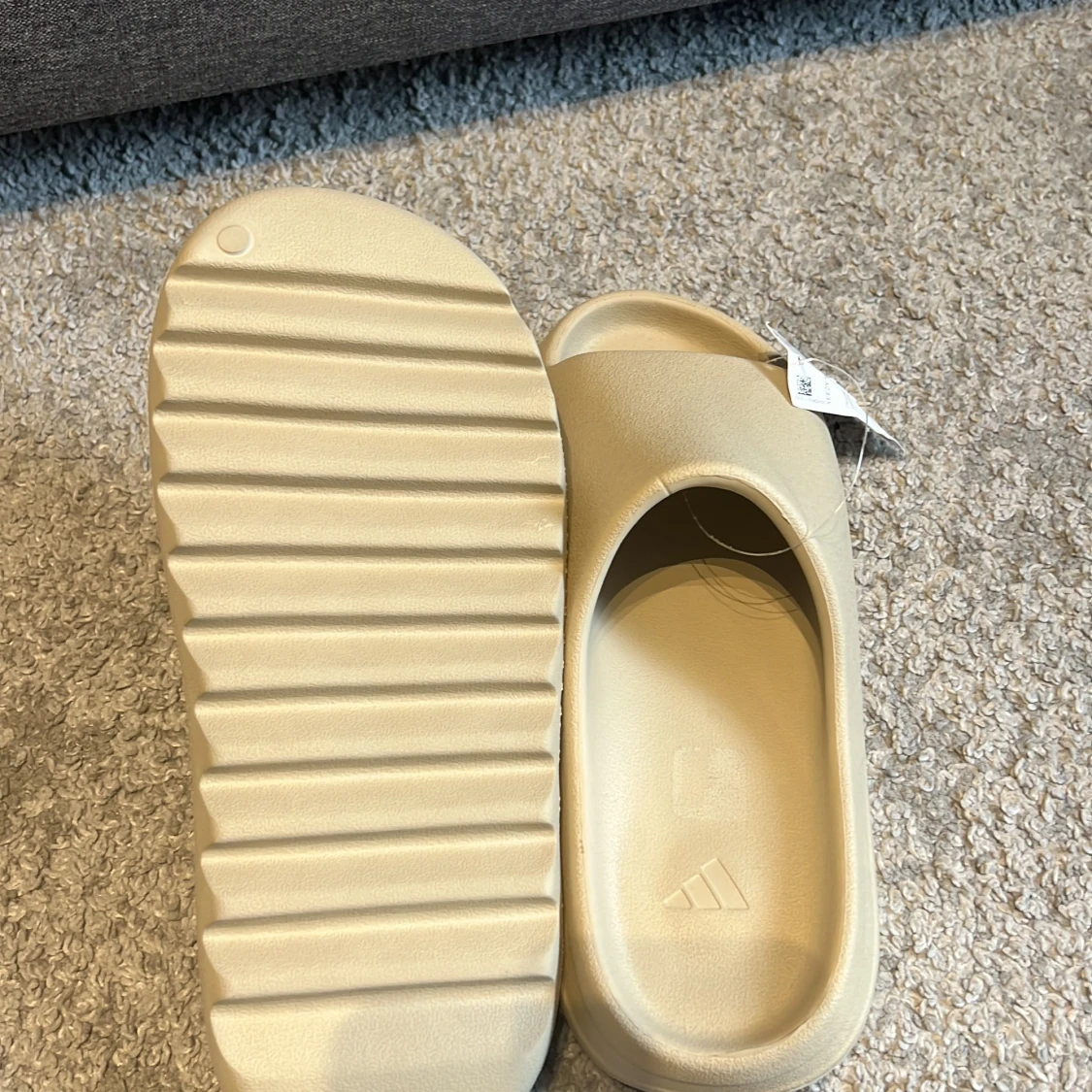 Beige Yeezy Slides från Adidas - 3