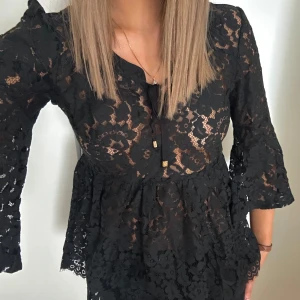Svart spetsblus  - Svart blus i spets från Chiara Forthi. I strl XS. Nyskick.