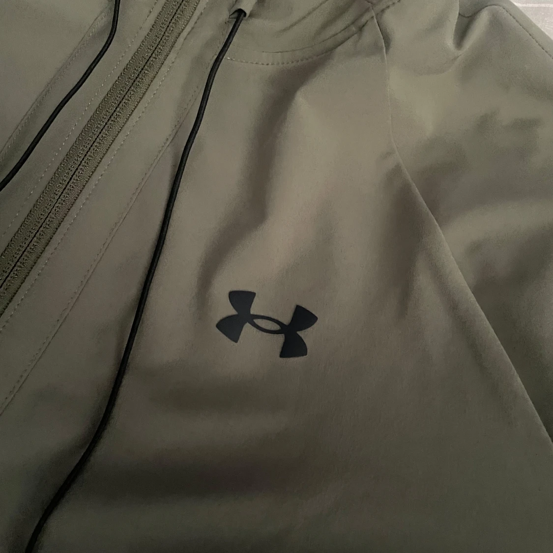 Olivgrön vindjacka från Under Armour - 1