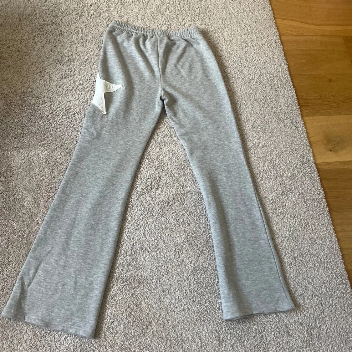 Grå mjukisbyxor med vit stjärna från Kappahl - 1