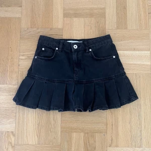 Jeanskjol med volang - Säljer min svarta jeanskjol med volang från Bershka! Fint skick! Midjemåttet rakt över är 34 cm och längden är 31 cm💕